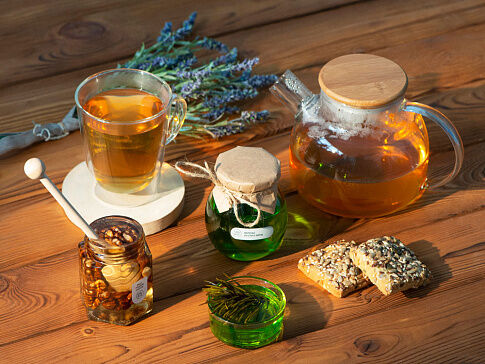 Сувенирный набор Варенье из ели и мяты в подарочной обертке 325 г